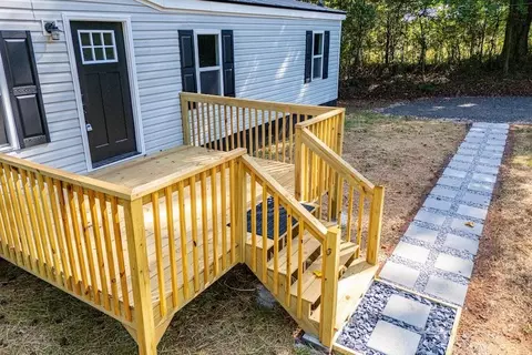 Exterior - 61 Crest Rd, Carrollton, GA 30116 photo 8 of 8