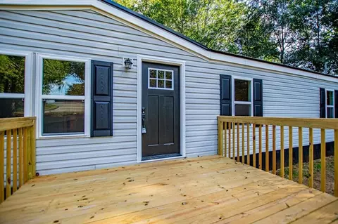 Exterior - 61 Crest Rd, Carrollton, GA 30116 photo 2 of 8