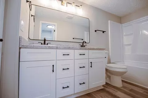 Bath - 61 Crest Rd, Carrollton, GA 30116 photo 3 of 5
