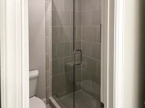 Bath - 1270 Bartlett Trce, Suwanee, GA 30024 photo 3 of 6