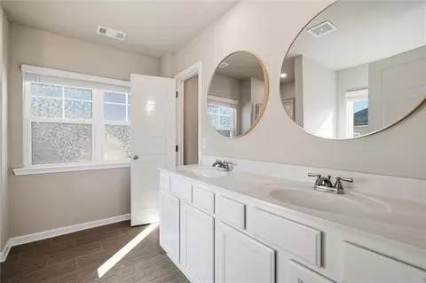 Bath - 517 Edgemore Rd, Canton, GA 30114 photo 2 of 4
