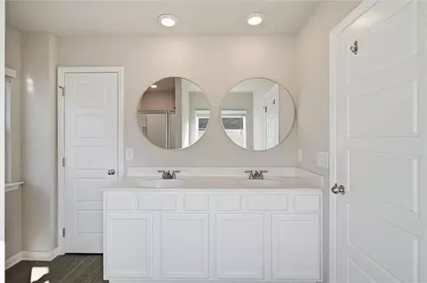 Bath - 517 Edgemore Rd, Canton, GA 30114 photo 3 of 4