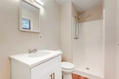 Bath - 972 Tyrell Dr, Austell, GA 30106 photo 4 of 5