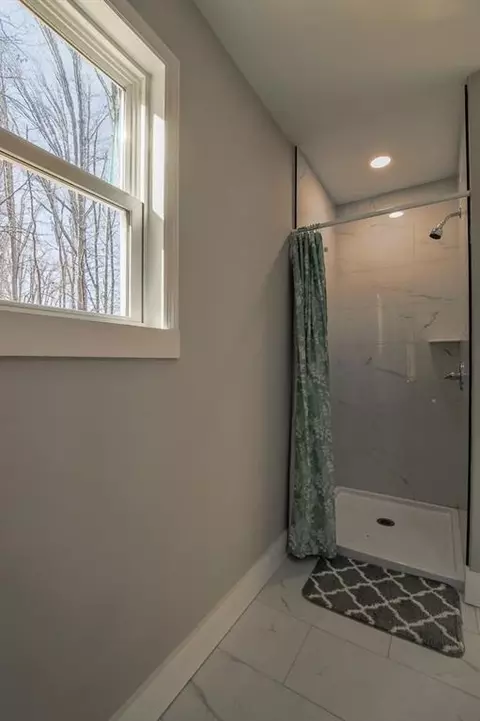 Bath - 1020 Riverbend Rd, Commerce, GA 30530 photo 4 of 6