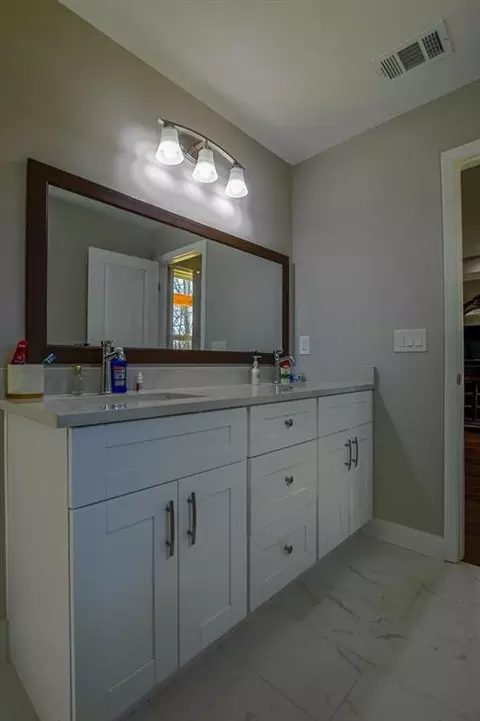 Bath - 1020 Riverbend Rd, Commerce, GA 30530 photo 1 of 6