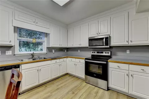 Kitchen - 740 Bentgrass Ct, Dacula, GA 30019 photo 8 of 9