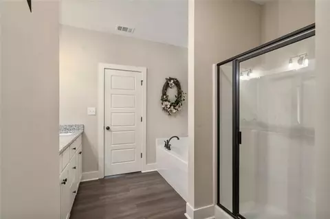 Bath - 212 Live Oak Ln, Comer, GA 30629 photo 2 of 3