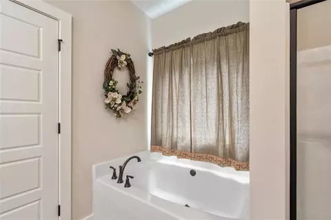 Bath - 212 Live Oak Ln, Comer, GA 30629 photo 3 of 3