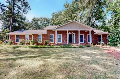 304 W Lakeshore Dr, Carrollton, GA 30117