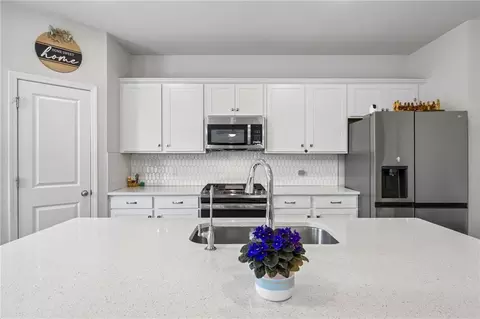 Kitchen - 865 Lakeshore Dr, Winder, GA 30680 photo 3 of 7
