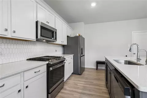 Kitchen - 865 Lakeshore Dr, Winder, GA 30680 photo 5 of 7