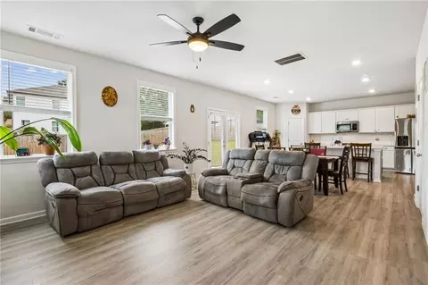 Living - 865 Lakeshore Dr, Winder, GA 30680 photo 2 of 4