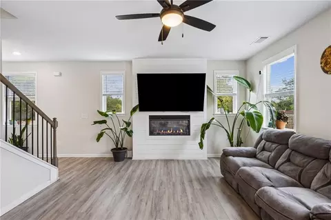 Living - 865 Lakeshore Dr, Winder, GA 30680 photo 4 of 4