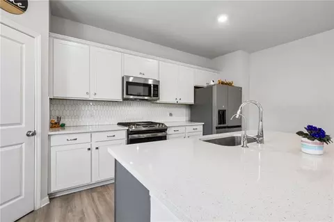 Kitchen - 865 Lakeshore Dr, Winder, GA 30680 photo 4 of 7