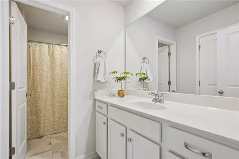 Bath - 865 Lakeshore Dr, Winder, GA 30680 photo 1 of 2