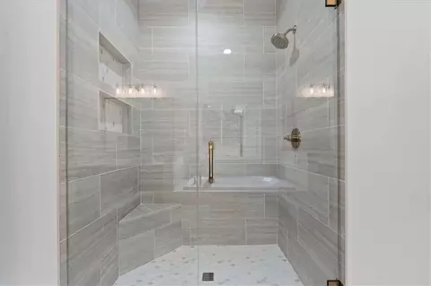 Bath - 467 Lake Varner Dr, Covington, GA 30014 photo 4 of 8