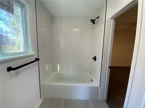 Bath - 818 Maple Ave SW, Rome, GA 30161 photo 2 of 3