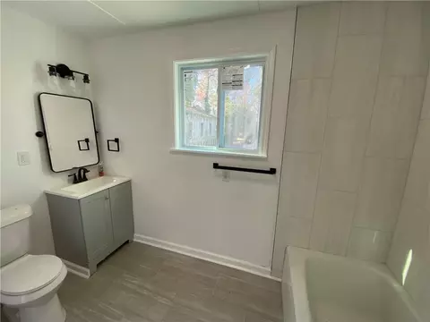 Bath - 818 Maple Ave SW, Rome, GA 30161 photo 1 of 3