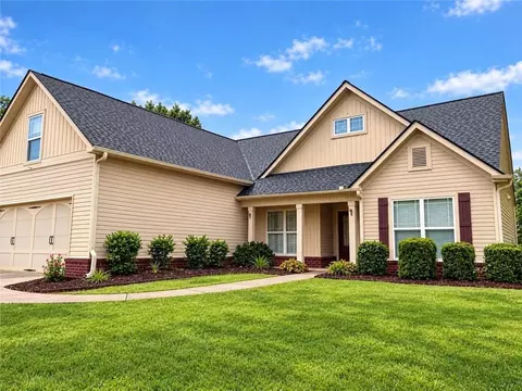 126 Hampton Dr, Jefferson, GA 30549