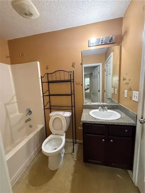 Bath - 580 Lakeridge Ct, Covington, GA 30016 photo 3 of 3