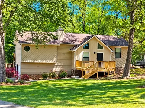 825 Emerald Dr, Powder Springs, GA 30127