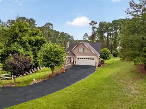 59 Players Ln, Hartwell, GA 30643