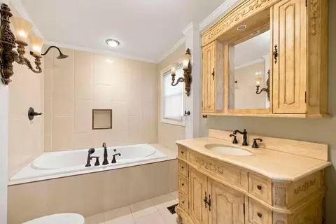 Bath - 331 Clairmont Dr, Warner Robins, GA 31088 photo 3 of 4