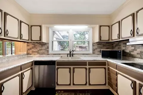 Kitchen - 331 Clairmont Dr, Warner Robins, GA 31088 photo 2 of 5