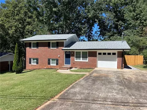 988 Tamarack Trl, Forest Park, GA 30297