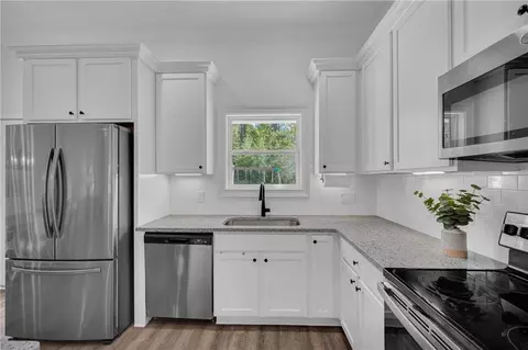 Kitchen - 1094 Mcleod Estates Dr, Monroe, GA 30655 photo 6 of 8