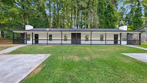 2112 Valley Oaks Dr SE, Smyrna, GA 30080