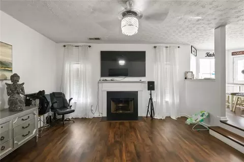 Living - 795 Compton Ln, Mcdonough, GA 30253 photo 3 of 5