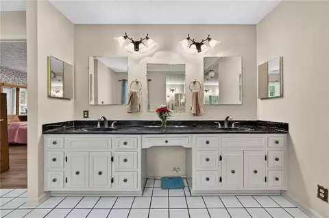 Bath - 169 Silver Dollar Rd, Barnesville, GA 30204 photo 3 of 7