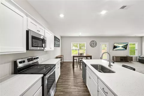 Kitchen - 409 Splash Pointe Pointe, Temple, GA 30179 photo 3 of 3
