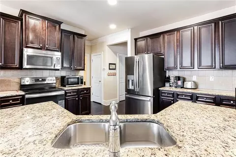 Kitchen - 100 Regency Pl, Covington, GA 30016 photo 4 of 5