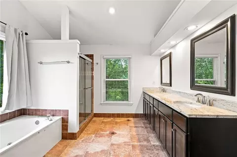 Bath - 425 Fairford Ln, Duluth, GA 30097 photo 3 of 7