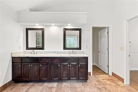 Bath - 425 Fairford Ln, Duluth, GA 30097 photo 5 of 7