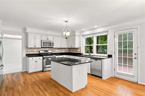 Kitchen - 425 Fairford Ln, Duluth, GA 30097 photo 4 of 8