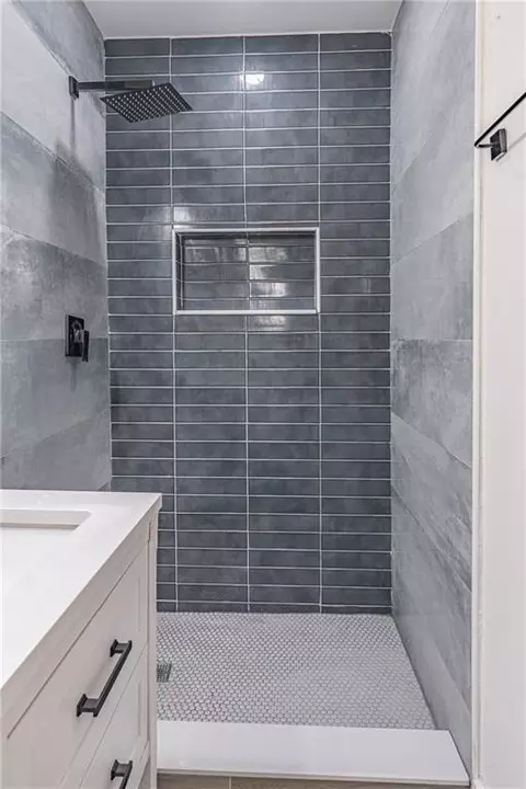 Bath - 264 E Broad St, Winder, GA 30680 photo 4 of 4