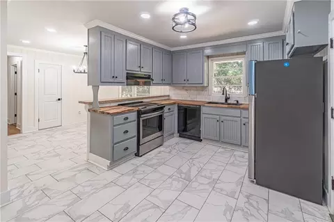 Kitchen - 264 E Broad St, Winder, GA 30680 photo 4 of 6