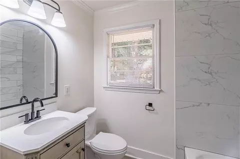 Bath - 264 E Broad St, Winder, GA 30680 photo 1 of 4