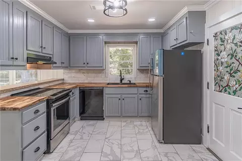Kitchen - 264 E Broad St, Winder, GA 30680 photo 3 of 6
