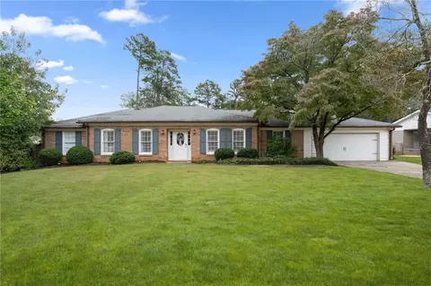 1095 Tuxedo Dr, Roswell, GA 30075