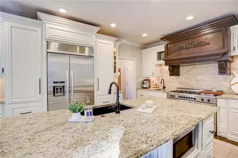 Kitchen - 9030 Preston Ln, Suwanee, GA 30024 photo 2 of 9