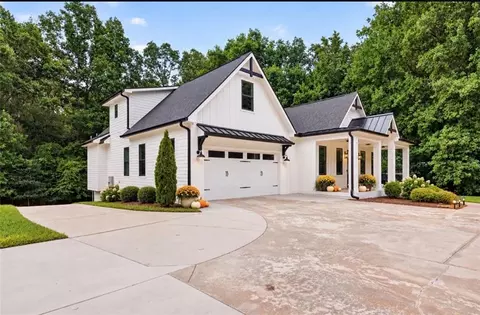 6052 Oak Hill Dr, Flowery Branch, GA 30542