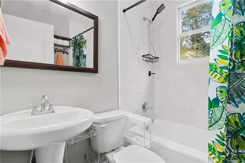 Bath - 225 Bellview St, Winder, GA 30680 photo 3 of 3