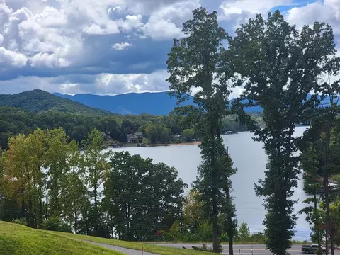 4 Mountain Breezes Dr, Hayesville, NC 28904