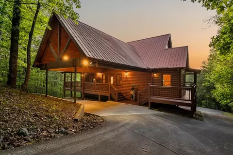 433 Spruce Cir, Mineral Bluff, GA 30559
