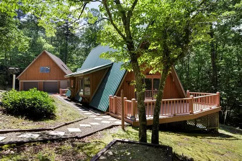 263 Wells Rd, Brasstown, NC 28902