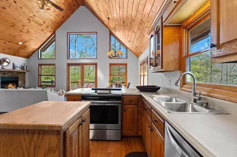 Kitchen - 161 Boulder Mountain Dr, Murphy, NC 28906 photo 2 of 3